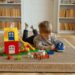 Een jongetje dat speelt met LEGO DUPLO